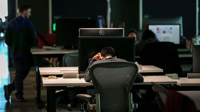 Imagen para el artículo titulado "Veía a gente recibiendo tiros en la cara": moderadores de TikTok demandan a la empresa por trauma laboral