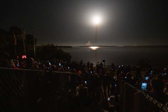 Image for article titled Thrilling Photos of NASA's SLS Megarocket Launch to the Moon