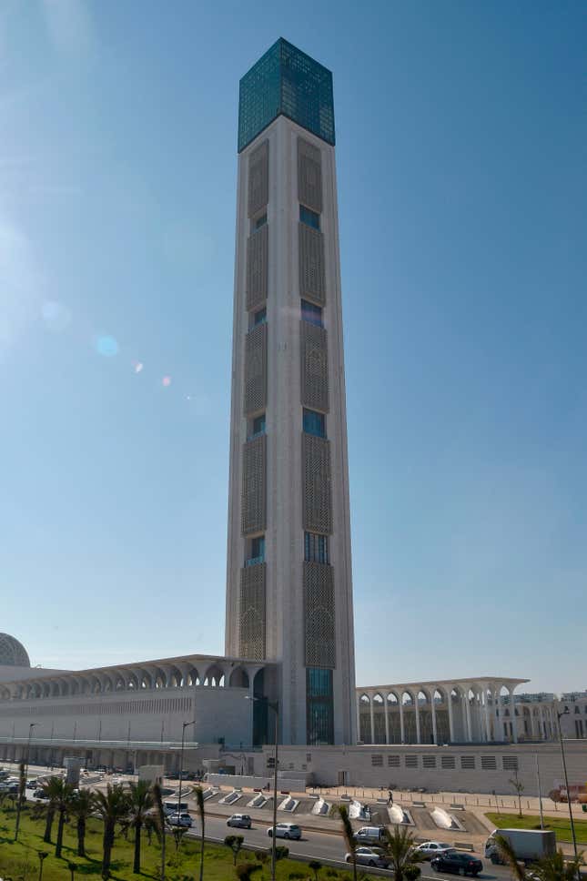 This picture shows the Great Mosque of Algiers, also known as Djamaa el Djazair, in Algiers on April 14, 2019. - Facing the sea, the Great Mosque of Algiers, huge but incomplete work of Abdelaziz Bouteflika pushed to resignation by the protests, will remain the symbol of 20 years of absolute power to the Algerians : megalomania and squandering of public funds.