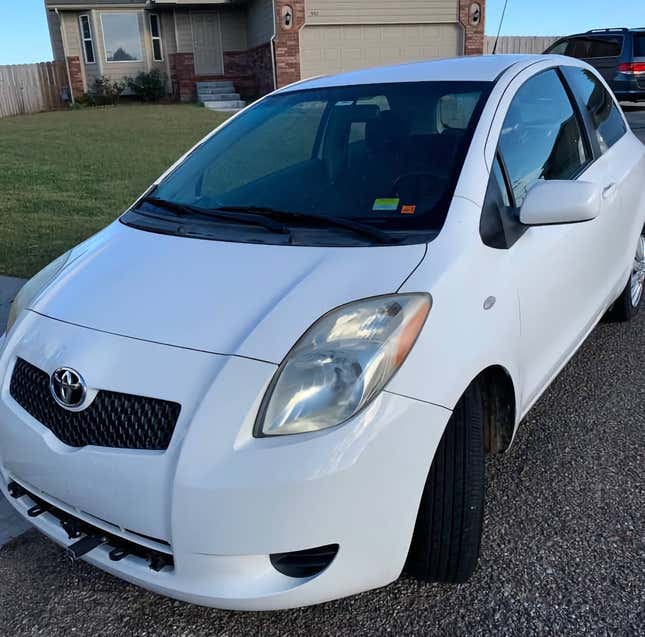 Image for article titled At $32,500, Could You Home In On This 2000 Newmar Kountry Star/2008 Toyota Yaris Combo?