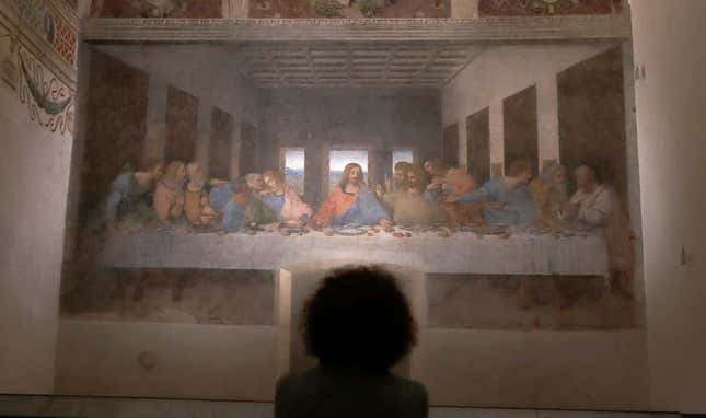 Una mujer estudia la pintura de Leonardo da Vinci, La última cena.
