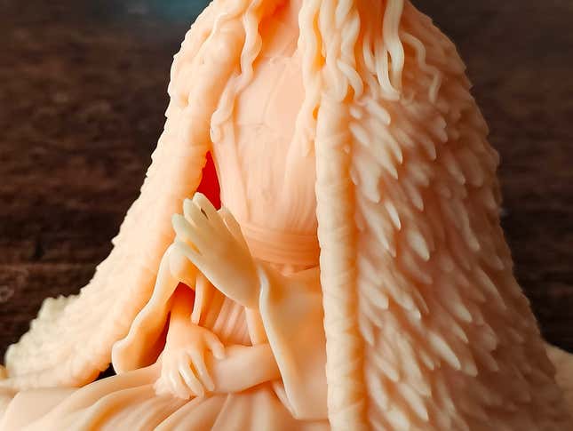 Detalle de las manos de una figura impresa en 3D de Ranni, el personaje de Elden Ring.