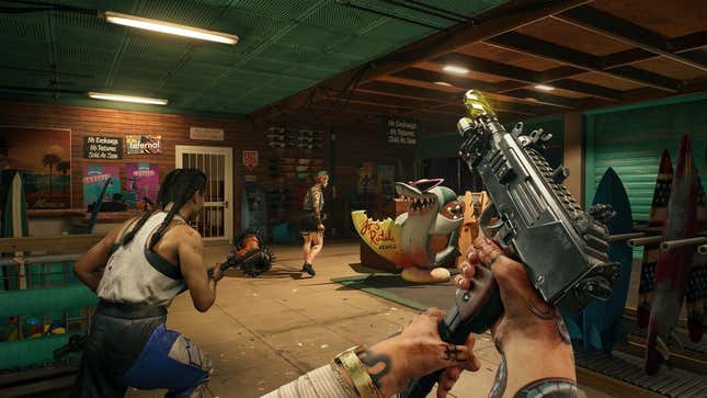 Los jugadores corren por una habitación en Dead Island 2.