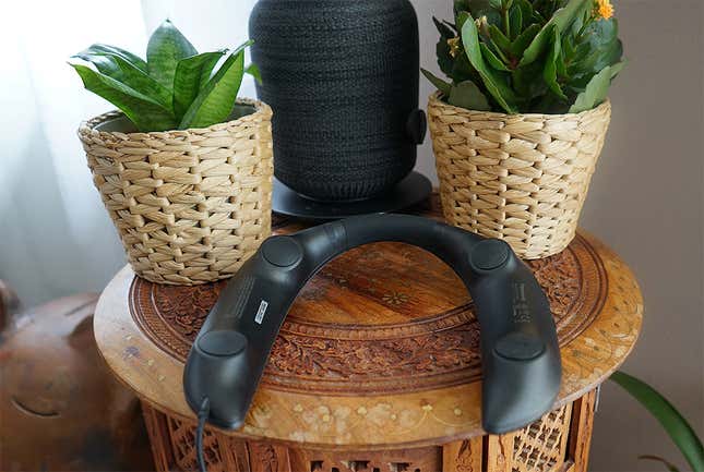 Imagen para el artículo titulado La simplicidad extrema es lo mejor y también lo peor de los altavoces envolventes Panasonic SoundSlayer WIGSS
