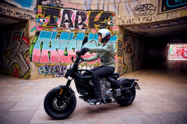Imagen para el artículo titulado BMW lanza su motocicleta eléctrica “económica”