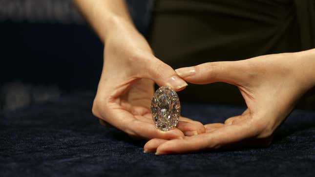 Imagen para el artículo titulado El mayor fabricante de joyas del mundo solo utilizará diamantes fabricados en laboratorios