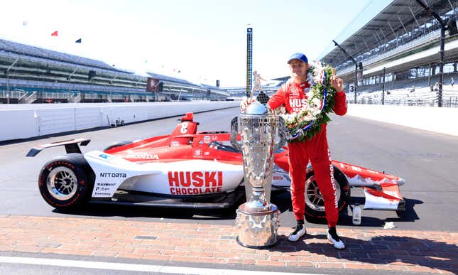 Ericsson con el Trofeo BorgWarner después de su victoria en la Indy 500 de 2022.