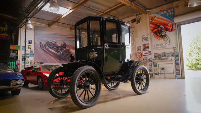 Image for article titled A 1909 Baker Electric Shows Donut Media That a 100-Year-Old EV Still Holds Up