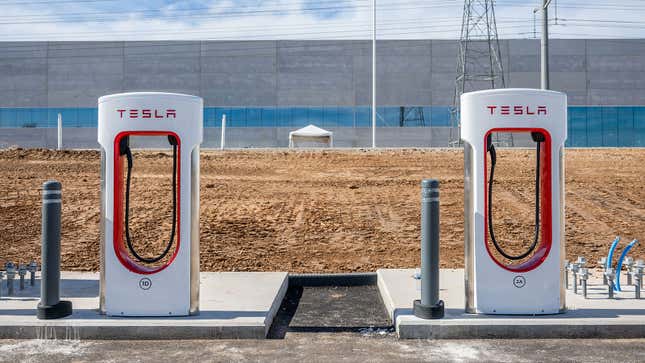 Une photo de deux superchargeurs Tesla. 