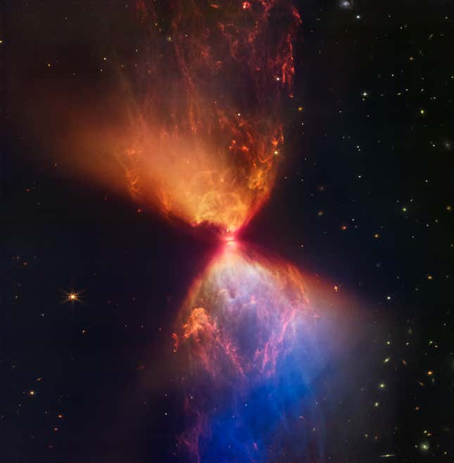 Una protoestrella reloj de arena fotografiada por el telescopio Webb