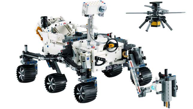 El Lego Mars Rover Perseverance con el helicóptero Ingenuity flotando junto a él sobre un fondo blanco.