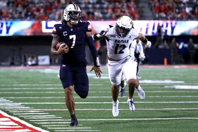 Sep 2, 2023; Tucson, Arizona, USA; Arizona Wildcats quarterback Jayden de Laura (7) runs for a touchdown agaisnt Northern Arizona Lumberjacks defensive back Jeff Widener (12) during the second half at Arizona Stadium.