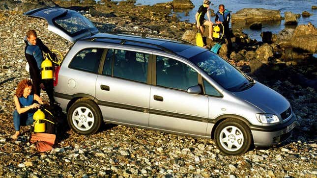 A photo of four people in diving gear climbing out of an Opel Zafira. 