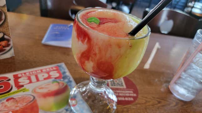 Image for article titled Applebee’s $6 Holiday Drinks Are 50% Disaster