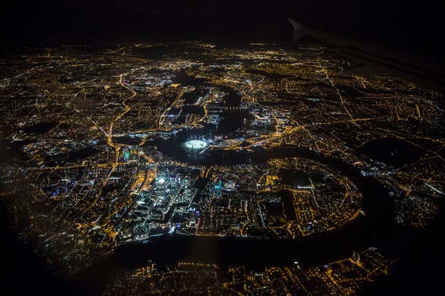 Londres de noche... fíjate en la iluminación artificial.