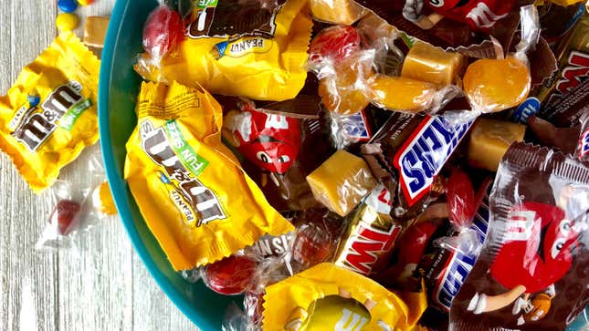 Image for article titled How Long Does Halloween Candy Last?