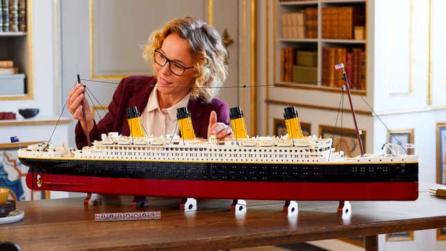 Imagen para el artículo titulado Esta réplica del Titanic es el modelo de Lego más grande jamás lanzado con 9090 piezas