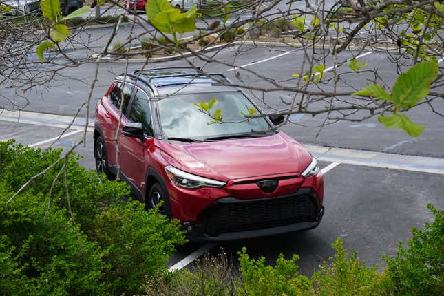 Un Toyota Corolla Cross Hybrid 2023 rojo.