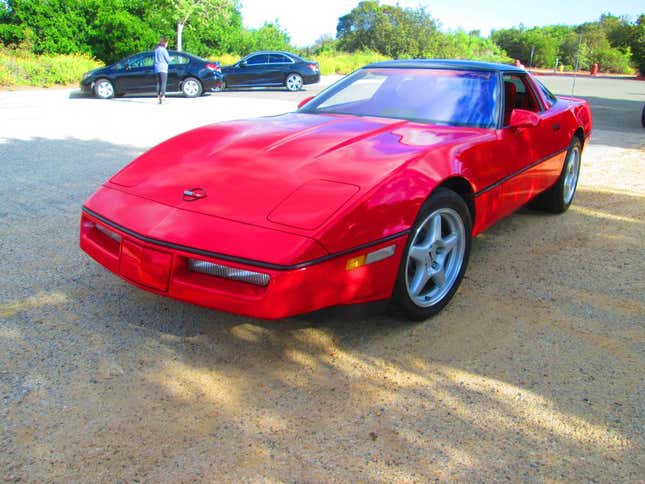 28,500 ドルというタイトルの記事の画像、このチェリーレッドの 1990 年型シボレー コルベット ZR-1 はピッキングに適していますか?