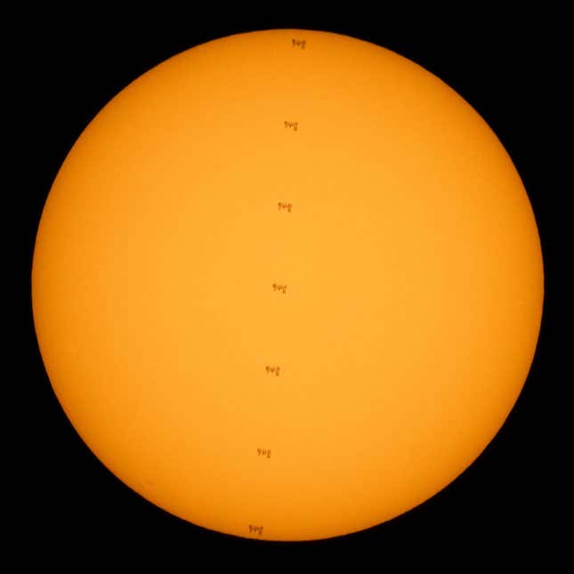 Imagen para el artículo titulado Un fotógrafo saca una espectacular imagen de la ISS pasando por delante del Sol