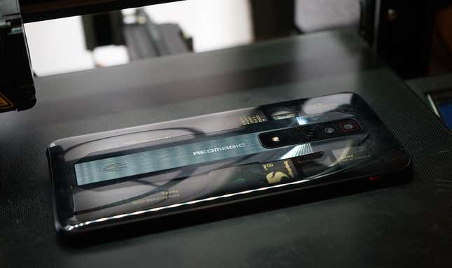 Imagen para el artículo titulado RedMagic 7: ven por los juegos. Quédate por la pantalla, el Snapdragon 8 Gen 1 y los 18GB de RAM