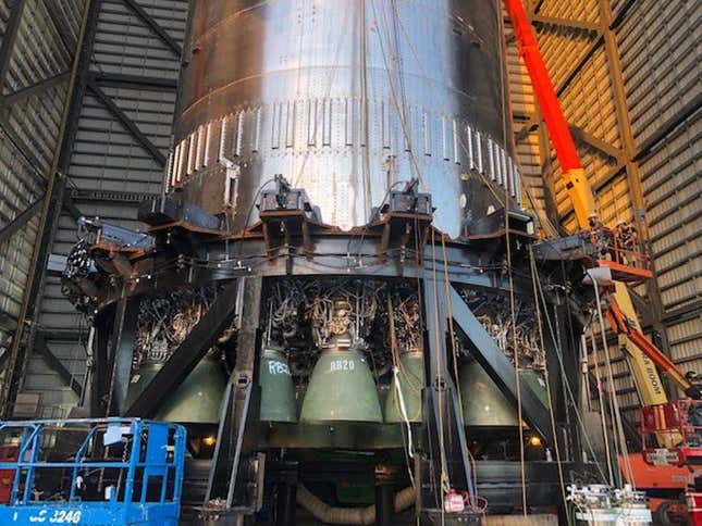 Imagen para el artículo titulado Primeras fotos de la Starship Super Heavy, el cohete más grande y potente de SpaceX