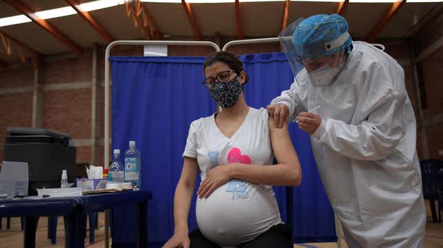 Image for article titled The Covid-19 Vaccine Is Safe for Pregnant People, But Many Are Still Hesitant to Get the Jab