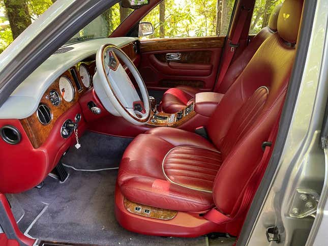 Gambar untuk artikel berjudul Dengan Harga $21.000, Apakah Bentley Arnage 2001 Ini Sepadan Dengan Poupon Abu-Abu?