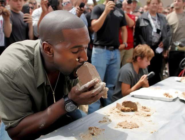 Imagen para el artículo titulado Una IA genera fotos de un concurso de comer cemento entre celebridades. Gana el Papa Francisco