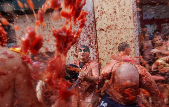 Image for article titled Photos: Spaniards mark another year by gleefully smashing each other in the face with tomatoes