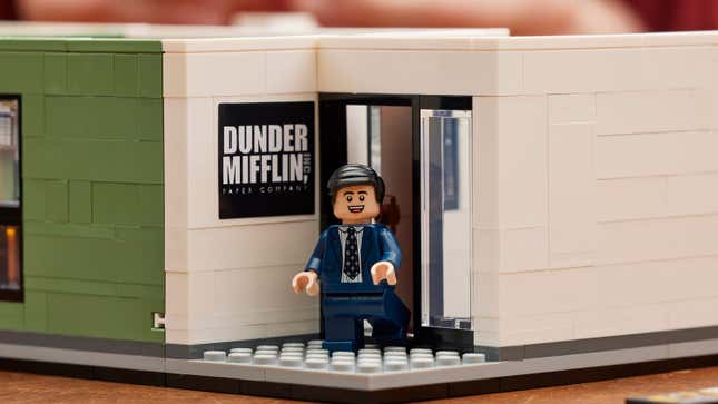 Imagen para el artículo titulado Parkour! Lo nuevo de Lego es un kit de The Office con 15 figuras y una engrapadora cubierta en gelatina