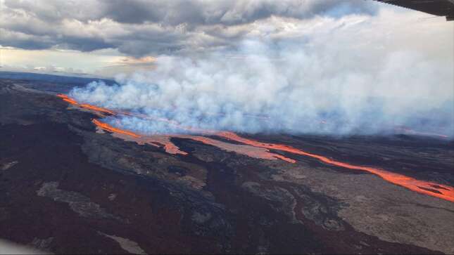 Entra en erupción el volcán más grande del mundo