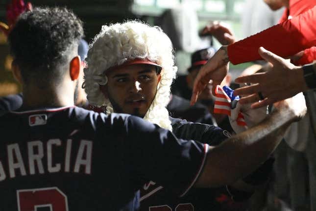 17. Juli 2023;  Chicago, Illinois, USA;  Der Catcher der Washington Nationals, Keibert Ruiz (20), feiert im Dugout, nachdem er im siebten Inning im Wrigley Field einen zweigeteilten Homerun gegen die Chicago Cubs geschlagen hat.