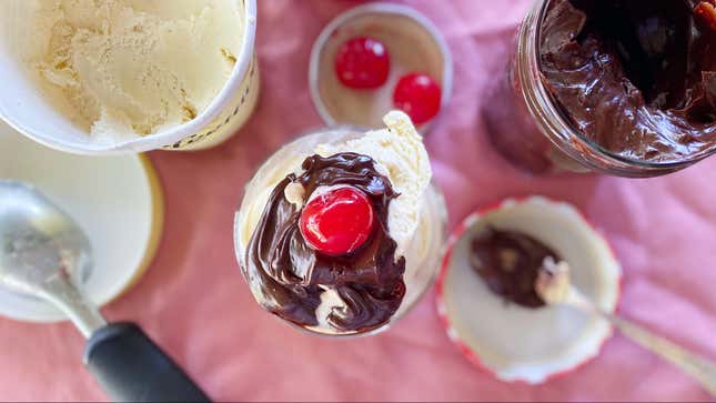 Image for article titled Up Your Ice Cream Game With One of These Easy Sundae Sauces