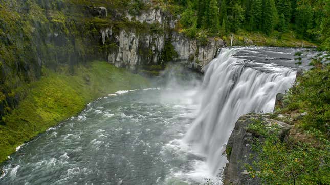 Image for article titled 12 Picturesque Waterfalls You Can Visit Without a Passport