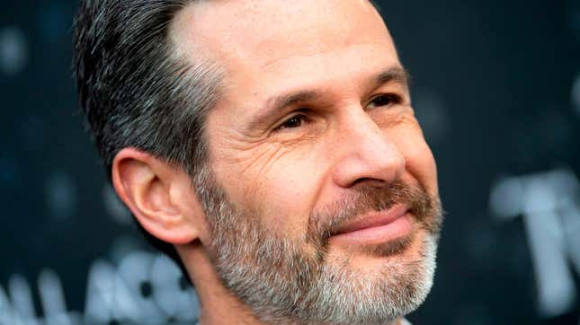Simon Kinberg en una premiere de The Twilight Zone