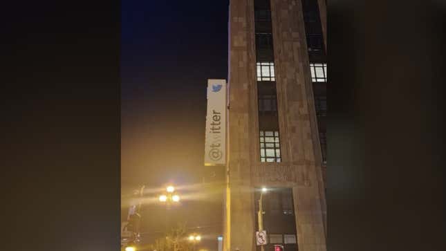 A photo of the Twitter sign in San Francisco with the "w" painted white by Elon Musk.