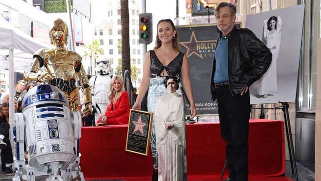 Billie Lourd y Mark Hamill ayudan a darle a Carrie Fisher una estrella en el Paseo de la Fama de Hollywood.