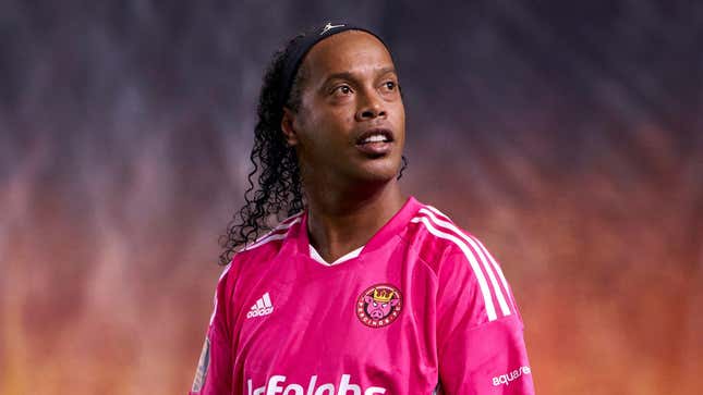 La leyenda del fútbol brasileño Ronaldinho se puso la camiseta rosa del Porcinos FC de Ibai para jugar en la Kings League