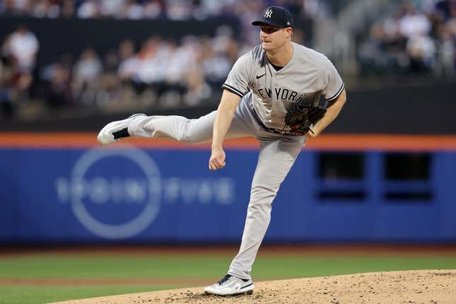 14. Juni 2023;  New York City, New York, USA;  New York Yankees Starting Pitcher Gerrit Cole (45) setzt sich im zweiten Inning im Citi Field auf einem Pitch gegen die New York Mets durch.