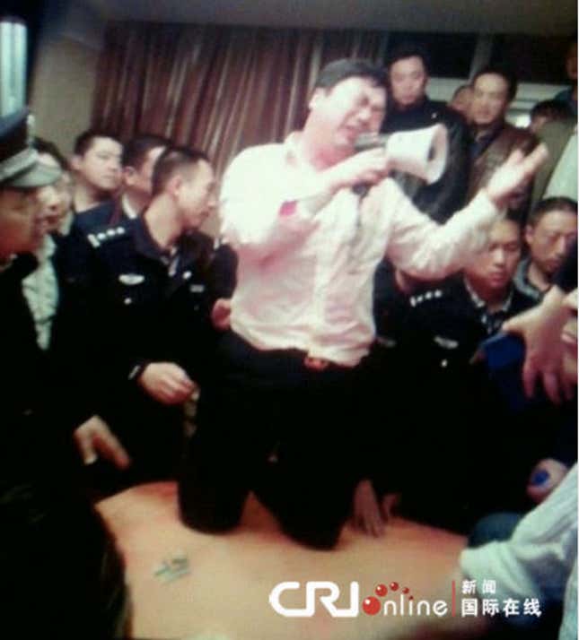 Zhang Aihua, head of an industrial zone in Jiangsu Province threw a lavish banquet on April 19 that was broken up. He knelt on a dining table and publicly apologized. Photos and video soon went viral, and he was later dismissed from his post.