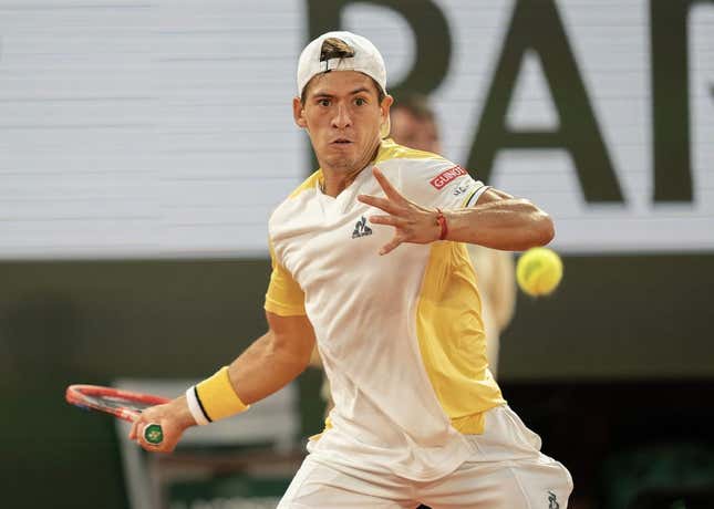 30. Mai 2023;  Paris, Frankreich;  Sebastian Baez (ARG) schlägt während seines Spiels gegen Gael Monfils (FRA) am dritten Tag im Stade Roland-Garros einen Schuss zurück.