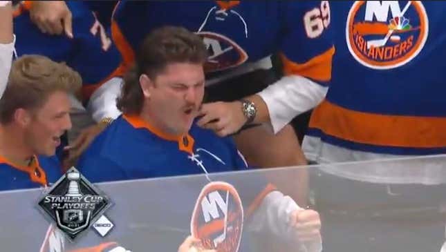 Dan Feeney guzzles beer with Jets offensive line at Islanders