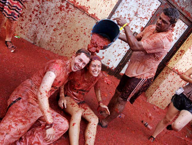 Image for article titled Photos: Spaniards mark another year by gleefully smashing each other in the face with tomatoes