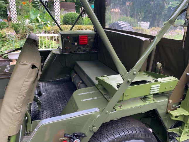 Imagen para el artículo titulado A $20,000, ¿contrataría este 'Jeep' M151A2 de 1977 restaurado?