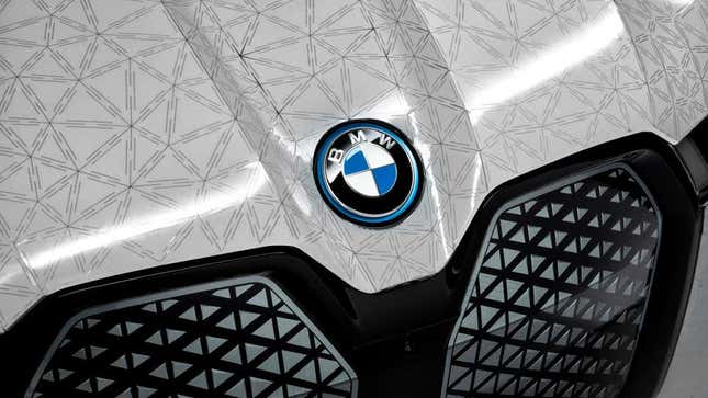 Imagen para el artículo titulado BMW ha creado un auto que cambia de color envuelto en papel electrónico
