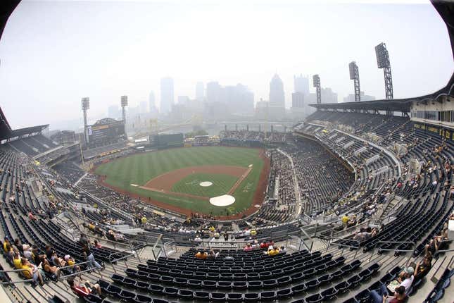 Pittsburgh Pirates player wears face mask during game that was delayed due  to air quality issues - KESQ