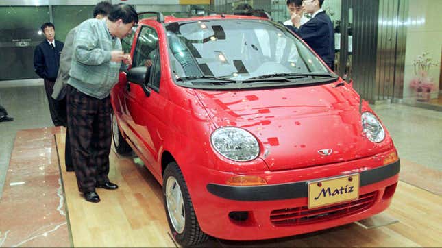 Image for article titled A minivan that ferried generations of schoolkids is going off Indian roads