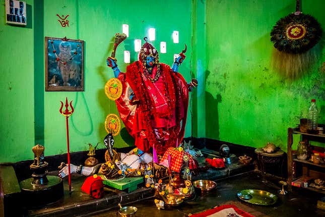 Idol at the Tarpan Ghat Shoshaan. Note the skull, bottom left.