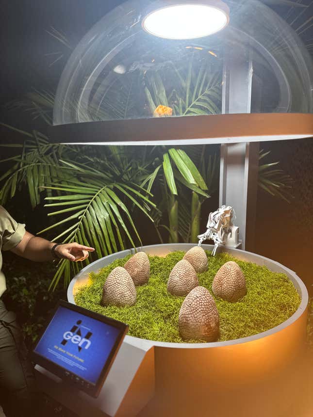 Image for article titled Behold The Throne of Photo Ops at the Jurassic Park SDCC Experience